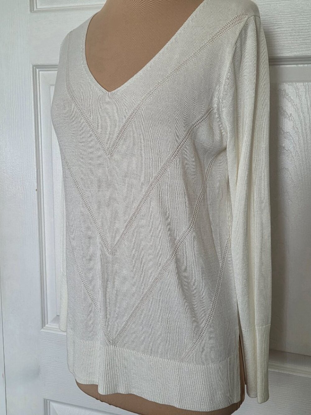LOFT Ivory V-Neck Lightweight Knit Sweater - Picture 5 of 16